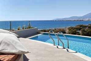 小型套房, 私人游泳池 | 客房内保险箱、办公桌、遮光窗帘、熨斗/熨衣板