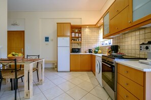 Apartment, 1 Bedroom | Private kitchenette | Fridge, microwave, oven, stovetop