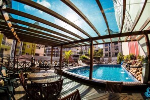 Indoor pool, outdoor pool, pool umbrellas, pool loungers - Hotel Kirst (Piratuba)