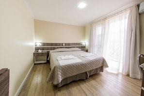 Quarto casal ou duplo luxo | 1 quarto, frigobar, escrivaninha, Wi-Fi de cortesia