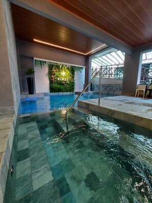 Indoor pool, outdoor pool, pool umbrellas, pool loungers - Hotel Kirst (Piratuba)