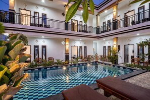 Piscine extérieure, chaises longues