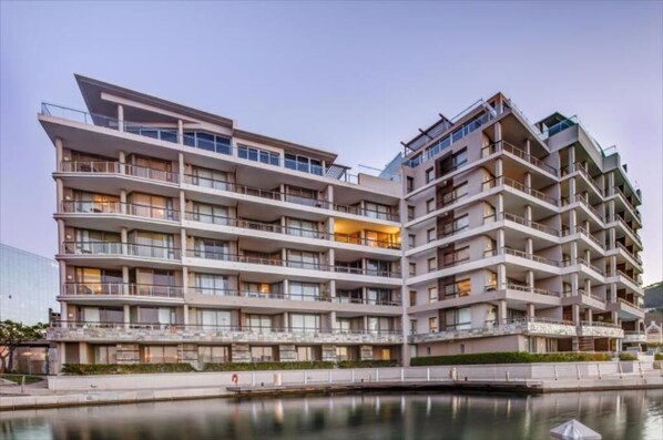 Exterior - 706 Popular Canal Quays (Cape Town)