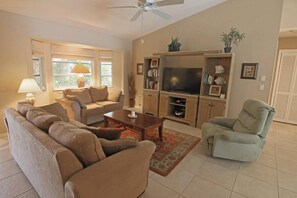 TV, offices - Serene West Facing Pool -Rotonda West #15 (Rotonda West)