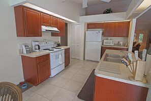 Fridge, microwave, oven, stovetop - Serene West Facing Pool -Rotonda West #15 (Rotonda West)