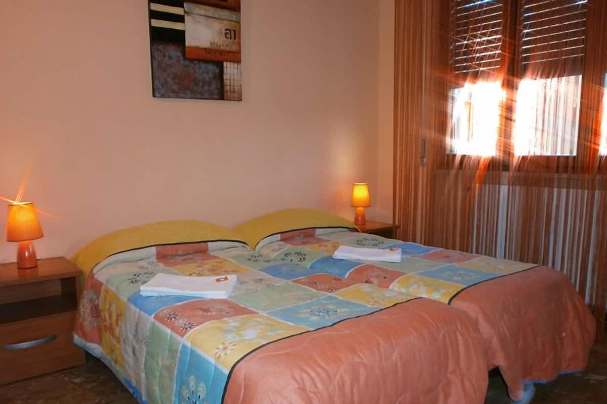 Een bureau, geluiddichte muren, gratis wifi, beddengoed