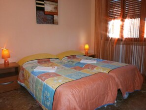 Bureau, chambres insonorisées, Wi-Fi gratuit, draps fournis