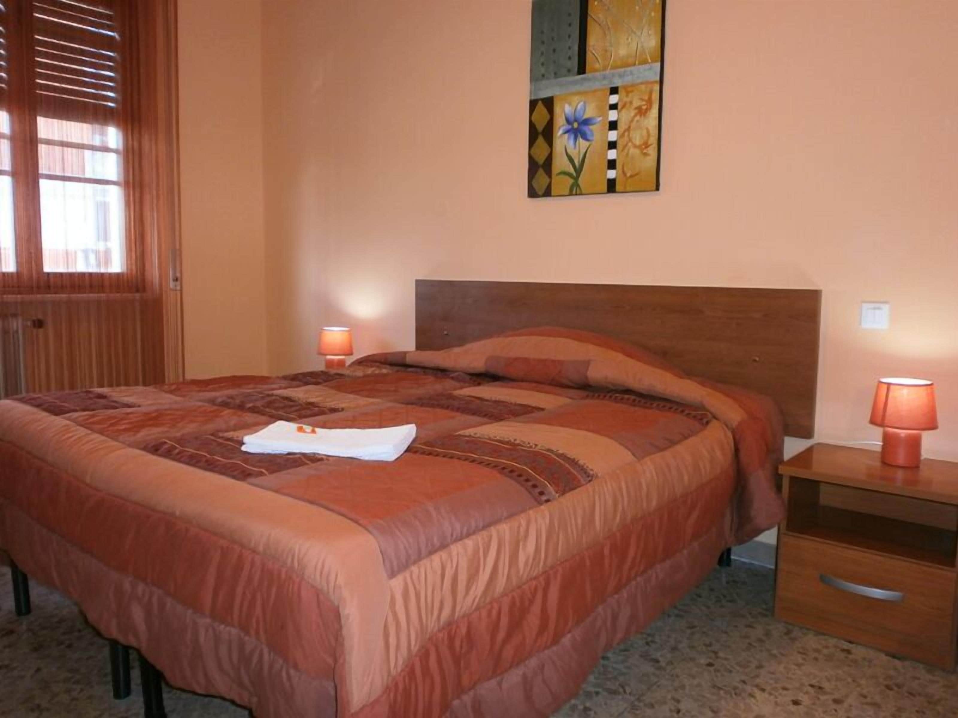 Desk, soundproofing, free WiFi, bed sheets