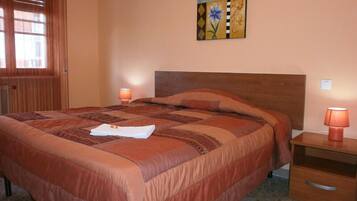 Desk, soundproofing, free WiFi, bed sheets