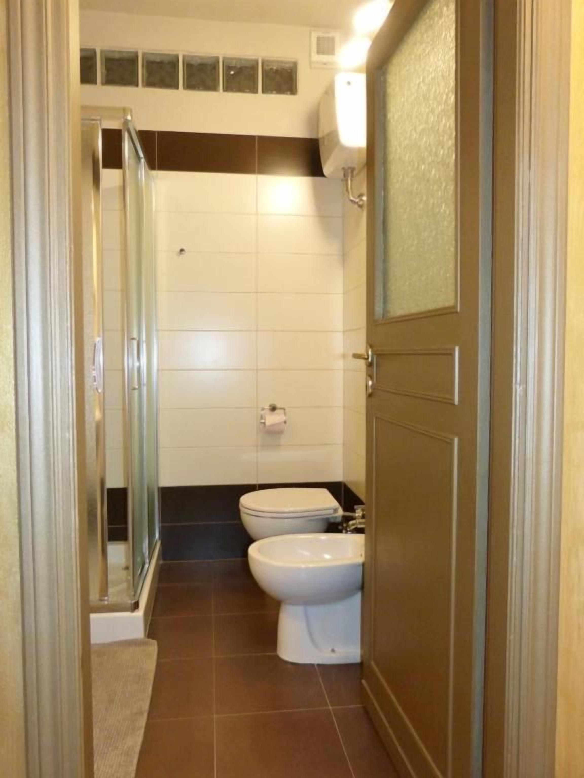 Un baño con ducha, inodoro y bidé.