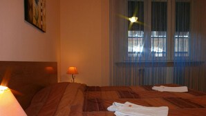 A hotel room with a bed, a lamp, and a window with curtains. - Airport Pisa Rooms (Pisa)