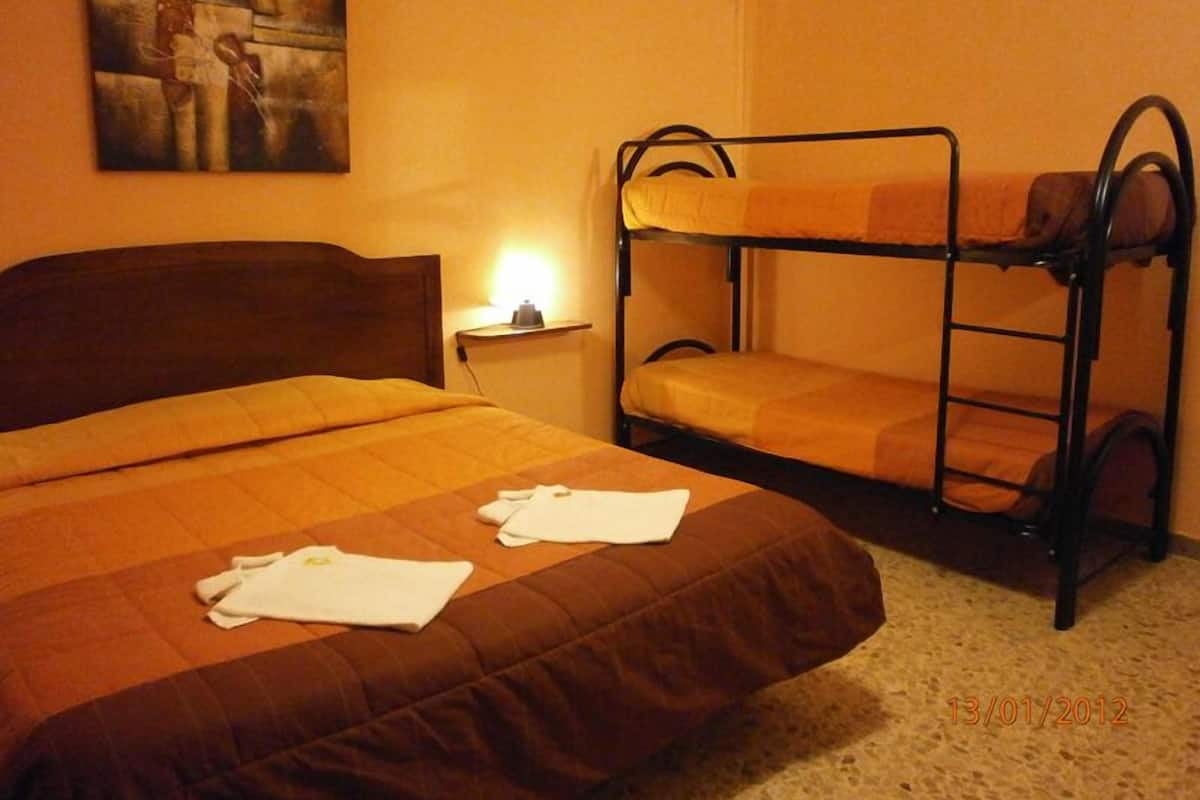 Een bureau, geluiddichte muren, gratis wifi, beddengoed