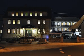 住宿正面 (夜晚)