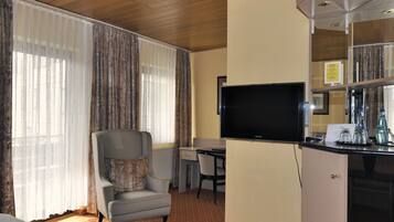 Suite | Desk, laptop workspace, cribs/infant beds, rollaway beds