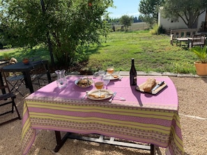 Petit déjeuner et dîner servis sur place