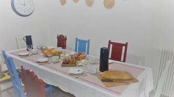 Petit déjeuner et dîner servis sur place, spécialités Cuisine française