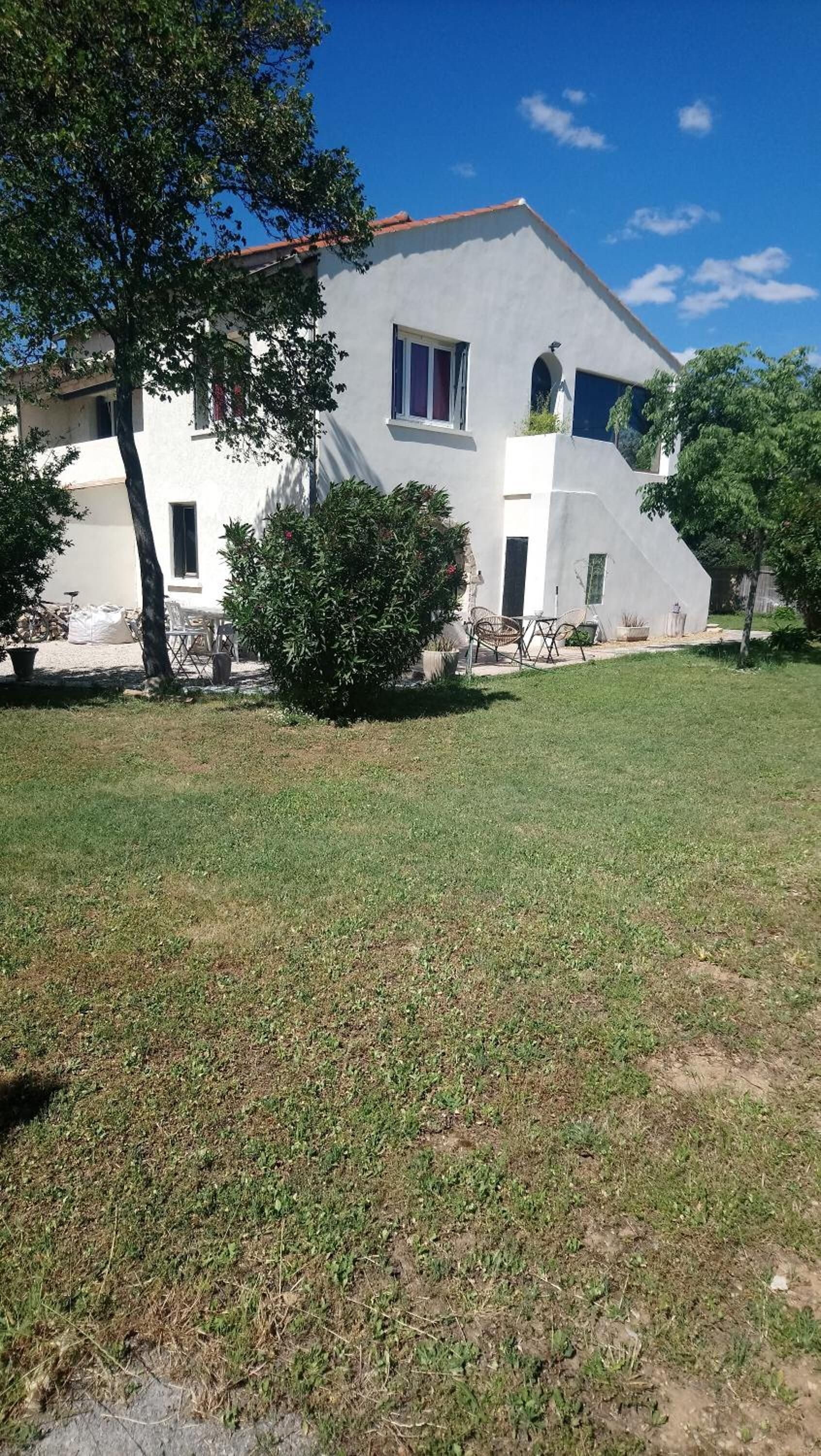Il s’agit d’un bâtiment à deux étages, doté d’un toit plat, d’une petite fenêtre et d’une porte. On trouve une pelouse devant le bâtiment.