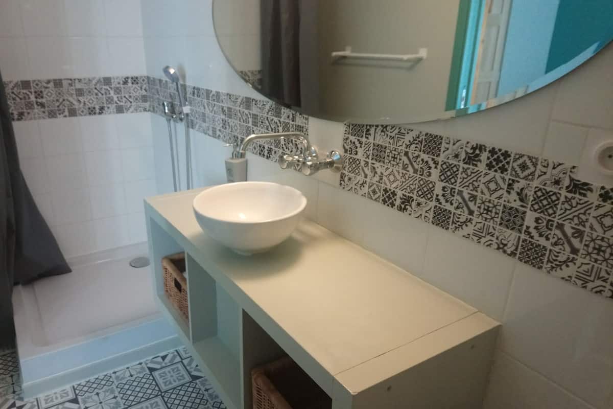 Double Room (Garrigue) | Bathroom | Towels, soap, toilet paper