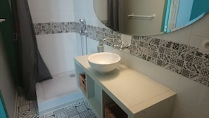 Habitación doble (Garrigue) | Baño | Toallas, jabón, papel de baño