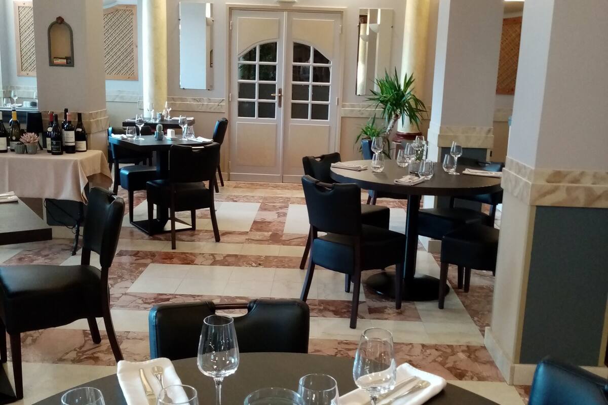 lunch and dinner served