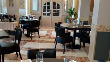 Lunch och middag serveras