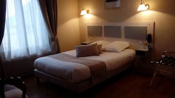 Habitación triple | Decoración personalizada, muebles diferentes y wifi gratis