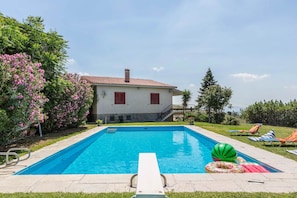 Una piscina al aire libre de temporada