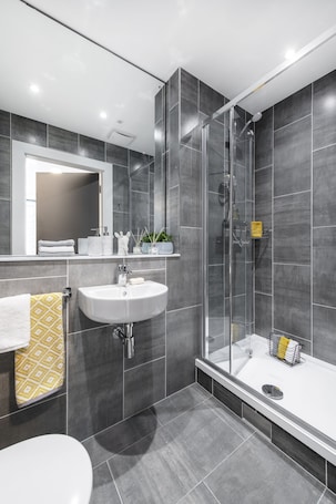 Shower, rainfall showerhead, hair dryer, towels. Yugo Explore - Highfield Park