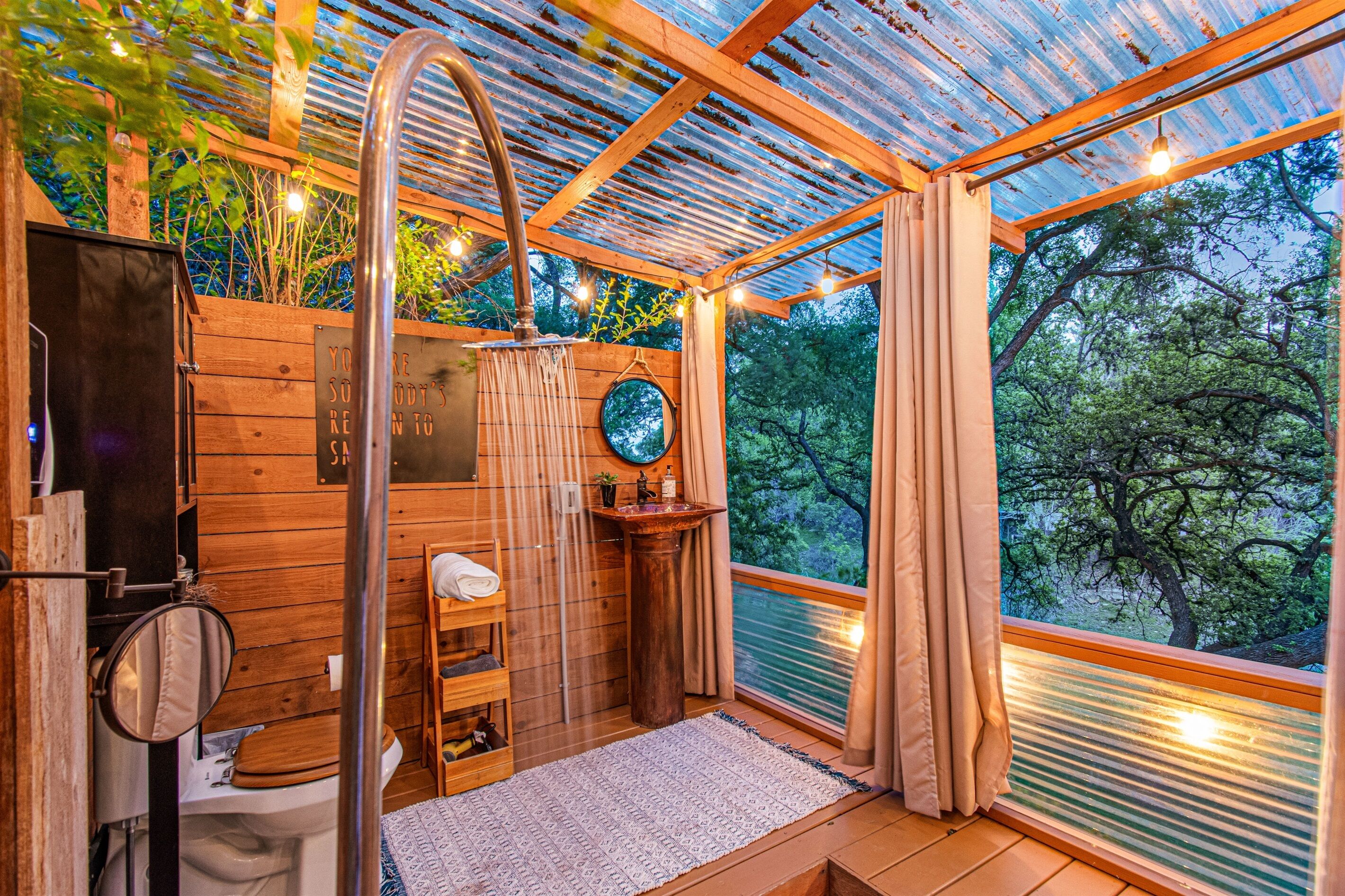 Chuveiro, secador de cabelo, toalhas de banho 