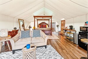 Stereo - Treehouse Style Yurt near Austin, Hot Tub, FirePit, Outside Shower (Spicewood)