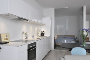 Departamento | Cocina privada | Refrigerador con congelador, horno, parrilla de estufa y lavavajillas 