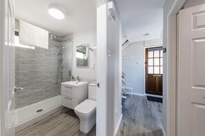Een douche, een haardroger, handdoeken, zeep