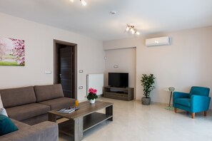 Apartamento, 2 quartos | Área de estar | TV de tela plana, DVD player