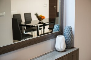 Appartement, 2 chambres | Aire de séjour | Téléviseur à écran plat, lecteur de DVD