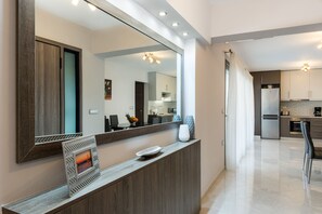 Apartment, 2 Bedrooms | Ruang tamu | TV skrin rata, pemain DVD 