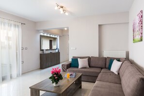 Appartement, 2 chambres | Salle de séjour | Téléviseur à écran plat, lecteur de DVD