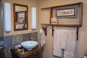 Dusche, Whirlpool, Haartrockner, Handtücher
