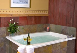 Dusche, Whirlpool, Haartrockner, Handtücher