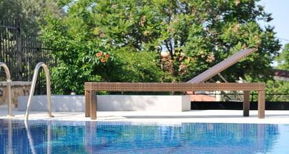 Family Maisonette with Pool near Beach
