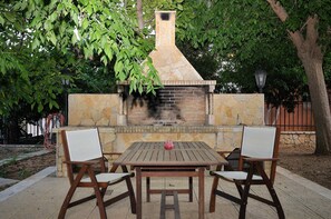 BBQ/picnic area - Family Maisonette with Pool near Beach (Oropos)