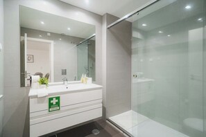Douche, s échoir à cheveux, serviettes fournies, shampooing