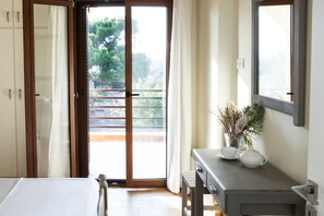 4 bedrooms, laptop workspace, iron/ironing board, free cots/infant beds - Family Vacation home with Views in Heart of Mani (East Mani)