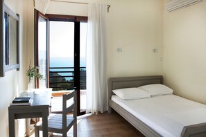 4 bedrooms, laptop workspace, iron/ironing board, free cots/infant beds - Family Vacation home with Views in Heart of Mani (East Mani)