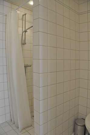 Apartment, 2 Schlafzimmer | Dusche im Bad