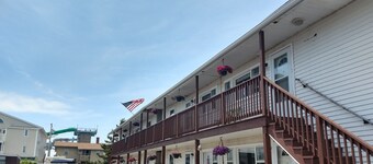 2 bedrooms with a shared pool. apt4