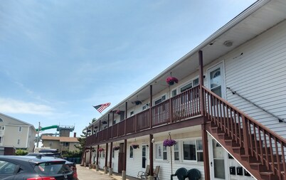 2 bedrooms with a shared pool. apt4