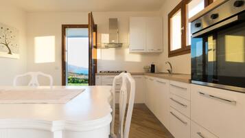 KylskÄp, mikrovÄgsugn, ugn och spishÀll