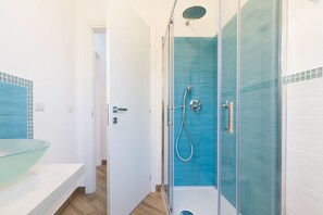 Regadera, amenidades de baño ecológicas, secadora de cabello, bidet 