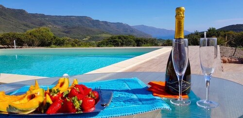 Fabulous exclusive villa with sea view close to the beach 