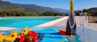 Fabulous exclusive villa with sea view close to the beach 